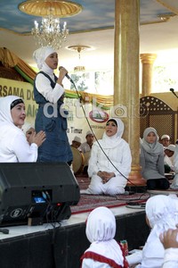 Anak angkat Dorce, Fatimah memperlihatkan kebolehannya bernyanyi. Herianto Batubara/detikHot.