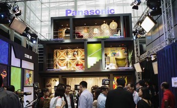 Para pengunjung memadari paviliun Panasonic. Berbagai paviliun dari produsen teknologi informasi berjejal di sini. (Foto: REUTERS/Tim Chong)