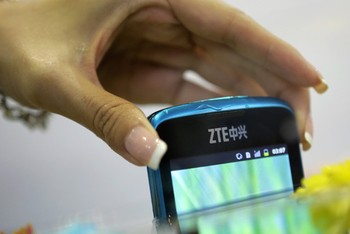 Model menunjukan smartphone ZTE V882 yang diklaim tahan air. Produsen ZTE sedang melakukan peningkatan pasar besar-besaran di sektor smartphone. (Foto: REUTERS/Tim Chong)