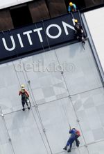 Para Spiderman Pembersih Gedung Jangkung