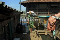 Warga melintas di jembatan sederhana di Kampung Pakin, Kelurahan Penjaringan, Jakarta Utara, Selasa (19/6/2012). Agung Pambudhy/detikcom.
