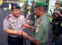 Kapolda Sulselbar Irjen Pol Mudji Waluyo menghadiahi Pangdam VII Wirabuana Mayjen Muhammad Nizam, dengan setangkai mawar sebagai bentuk ucapan selamat ulang tahun bagi Kodam VII yang ke-62 tahun. (M Nur Abdurrahman/detikNews).