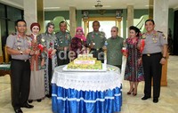 Selain setangkai mawar, Pangdam VII Wirabuana Mayjen Muhammad Nizam juga dihadiahi sebuah kue tart eksklusif dari jajaran Polda Sulselbar. (M Nur Abdurrahman/detikNews).