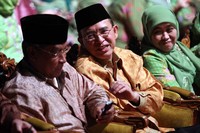 Menteri Agama Suryadharma Ali (tengah) berbincang dengan Ketua Umum Pengurus Besar Nahdlatul Ulama KH Said Aqil Siraij (kiri) didampingi Ketua Umum Pimpinan Pusat Muslimat Nahdlatul Ulama Khofifah Indar Parawansa (kanan) saat menghadiri Hari Ulang Tahun (Harlah) Muslimat Nahdlatul Ulama (NU). (dok Muslimat NU)