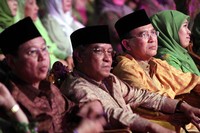 Menteri Agama Suryadharma Ali (kedua dari kanan), Menteri Perumahan Rakyat sekaligus Ketua Pengurus Wilayah Nahdlatul Ulama DKI Jakarta Djan Faridz (kiri) Ketua Umum Pengurus Besar Nahdlatul Ulama KH Said Aqil Siraij (kedua dari kiri) dan Ketua Umum Pimpinan Pusat Muslimat Nahdlatul Ulama Khofifah Indar Parawansa menghadiri Hari Ulang Tahun (Harlah) Muslimat Nahdlatul Ulama (NU) ke-66. (dok Muslimat NU)