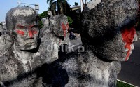 Sudah lebih dari sepekan tangisan darah patung tersebut dibiarkan. Belum diketahui maksud dan tujuan si pelaku mengoleskan cat merah di patung tersebut.
