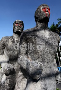 Patung ini berdiri kokoh di jalan Cut Meutia, hanya berjarak 50 meter dari Masjid Cut Meutia yang terkenal itu.