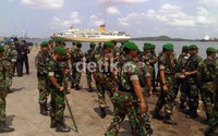 Anggota TNI bersiap untuk memeriksa penumpang Kapal Kelud rute Medan-Batam. (Agus Siswanto).