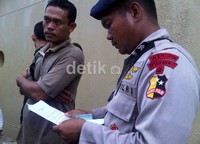 Anggota Polri memeriksa identitas penumpang kapal. (Agus Siswanto).