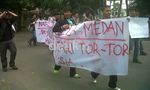 Ratusan Orang Demo Konjen Malaysia di Medan