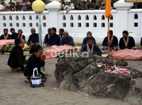 Abdi dalem kraton melakukan prosesi tabur bunga di Cepuri Parangkusumo sebelum memulai labuhan.