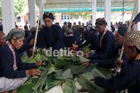 Berbagai barang yang dilabuh diantaranya berbagai kain batik panjang berbagai motif, kain poleng, pakaian, potongan rambut dan kuku sultan, minyak wangi, bunga dan kemenyan serta uang.