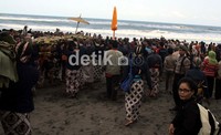 Prosesi labuhan diakhir dengan dibuangnya semua barang yang dilabuh ke laut dan kemudian dirayah warga yang ingin memilikinya.