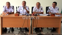 (Kika) Kepala DAOP 1 Jakarta Purnomo Radiq, Direktur Komersial PT KAI Sulistio Wimbo Harjito, dan Direktur Operasional PT KAI Bambang Irawan memberikan keterangan pers seputar pelayanan PT KAI saat mudik Lebaran 2012. Agung Pambudhy/detikcom.