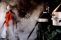 Kendati harga minyak sawit mentah merosot, perusahaan sawit tetap menggenjot produksi untuk memperbesar volume penjualan.