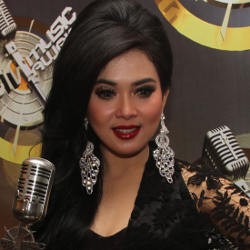 Ditanya Soal Kabar Lamaran, Syahrini Ada Pemotretan