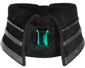 Karl Lagerfeld Desain Kalung Kerah Rp 426 Juta
