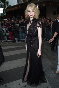 Anggunnya Emma Stone saat berpose didepan juru foto. Pascal Le Segretain/Getty Images.