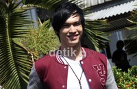 Irwan bergaya casual dengan mengenakan kaus yang dipadu dengan jaket ala pemain baseball. Gus Mun/detikcom.