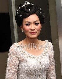 Christy tetap tersenyum saat berpose di depan para wartawan. Gus Mun/detikcom.