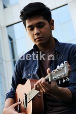 Petra Sihombing si Kesatria Bergitar