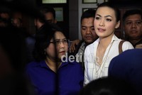 Perceraian mereka kabarnya ditenggarai karena adanya orang ketiga dan faktor kesulitan ekonomi.
