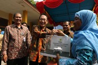 Direktur Operasi Indonesia Barat PLN Moch Harry Jaya Pahlawan secara simbolis menyerahkan bantuan kepada kepala Sekolah SD N 01 Sungai Limau, Padang Pariaman, Sumatera Barat. (Humas PLN).