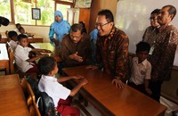 Direktur Operasi Indonesia Barat PLN Moch Harry Jaya Pahlawan berdialog dengan siswa SDN 01 Sungai Limau, Padang Pariaman, Sumatera Barat. (Humas PLN).