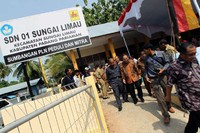 Direktur Operasi Indonesia Barat PLN Moch Harry Jaya Pahlawan meninggalkan SDN 01 Sungai Limau, Padang Pariaman. (Humas PLN).