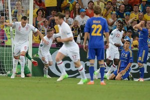 Depak Ukraina, Inggris ke Perempatfinal