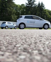 Pemecahan angka ini dilakukan di pusat teknis Aubevoye, dimana sebuah Renault Zoe melakukan perjalanan sejauh 1.618 km untuk mengalahkan rekor sebelumnya yang berada di angka 338 km. (dok Renault)