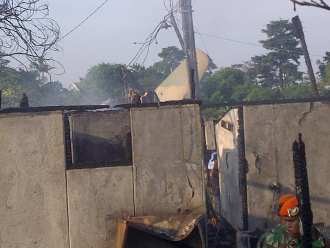 Tertimpa Fokker, 8 Rumah, 1 Mobil & 2 Pohon Terbakar