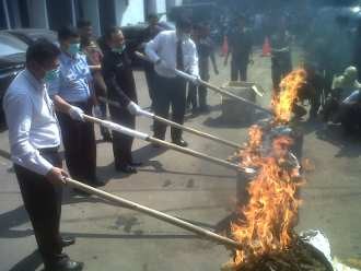 Kejari Jaksel Musnahkan Ganja & Senjata Api 