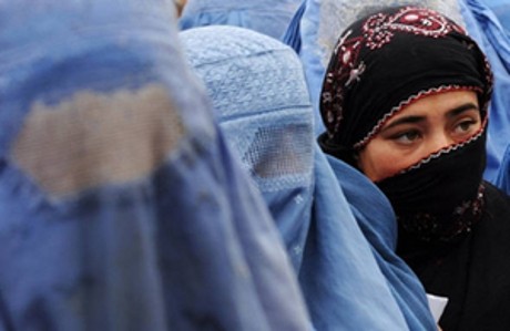 Punya Anak di Luar Nikah, Pasangan Ini Dicambuk 100 Kali