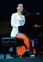 Alicia Keys di Balik Piano