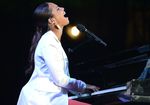 Alicia Keys di Balik Piano