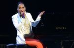 Alicia Keys di Balik Piano
