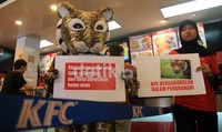 Dalam aksinya mereka membawa seekor Harimau yang mengajak pelanggan untuk meminta KFC berhenti menggunakan produk kemasan yang berasal dari perusakan hutan di Indonesia. Agung Pambudhy/Detikcom.