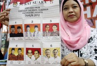 Dahlia Umar menunjukan kertas suara yang selesai dilayout dan siap cetak di kantor KPUD Jakarta, Jl Budi Kemuliaan, Kamis (21/6/2012).