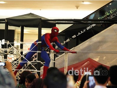 Spiderman Merayap & Berjumpalitan di Mall