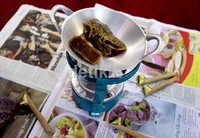 Selain belajar membatik, para anak juga diajak mengenal macam-macam batik.