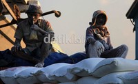 Kendati kedudukan pekerja informal tidak memberi kontribusi langsung terhadap negara,namun mereka menjadi penyumbang terbesar terhadap roda perekonomian wilayah. Pada 2008, pekerja informal tercatat paling tahan terhadap krisis ekonomi di Indonesia.  Agung Pambudhy/detikcom.