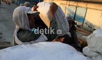 Saat ini, baru Pemerintah Kabupaten Purwakarta yang memiliki komitmen terhadap pekerja informal. Sekitar 90.000 pekerja informal dimasukkan program Jamsostek dengan pembiayaan dari APBD.  Agung Pambudhy/detikcom.
