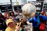 Pendemo beralasan RSBI melanggar hak orang miskin menikmati pendidikan berkualitas. Para aktivis dan guru-guru tengah melakukan uji materil di MK dan meminta MK membatalkan program RSBI tersebut.