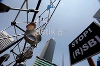 Peralatan dapur ini digantung di Bundaran HI. Mereka mendukung MK untuk menghpaus RSBI.
