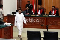 Umar Patek memasuki ruang sidang pengadilan Negeri Jakarta Barat.