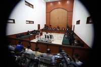 Tidak hanya itu, pemilik nama lengkap Hisyam bin Alizein ini dituntut hukuman penjara seumur hidup, dengan dakwaan pasal 15 jo pasal 9, pasal 13 huruf C UU No 15 tahun 2003 tentang Pemberantasan Tindak Pidana Terorisme.