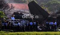 Pesawat Fokker-27 jatuh dan terbelah. Asap juga masih terlihat mengepul di lokasi jatuhnya pesawat. Agung Pambudhy/detikcom.