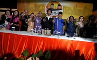 Para artis pendukung kampanye Foke-Nara menyatakan kesiapannya. Mereka berpose bersama cawagub Nachrowi Ramli (baju biru).