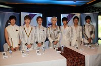 Mereka tampil mengenakan pakaian jas serba putih. Annisa Steviani/detikHot.